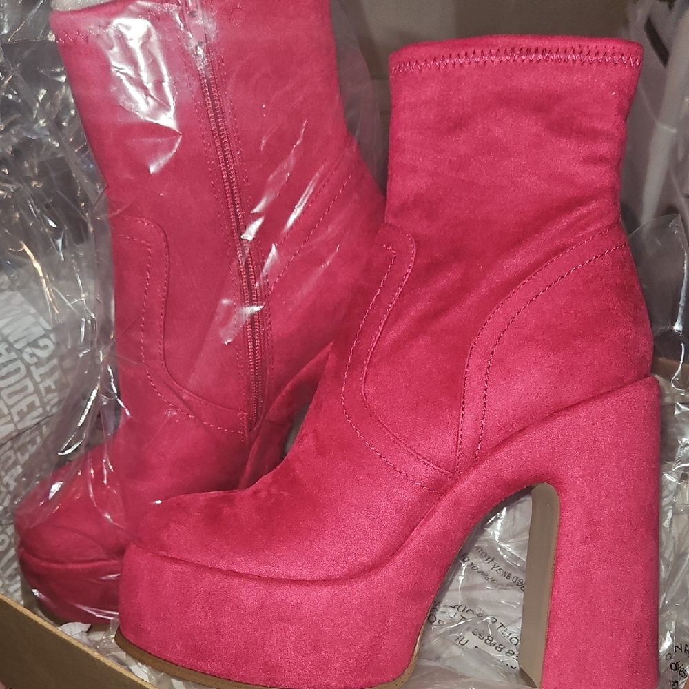 NIB Steve Madden Fuchsia Heeled Boots